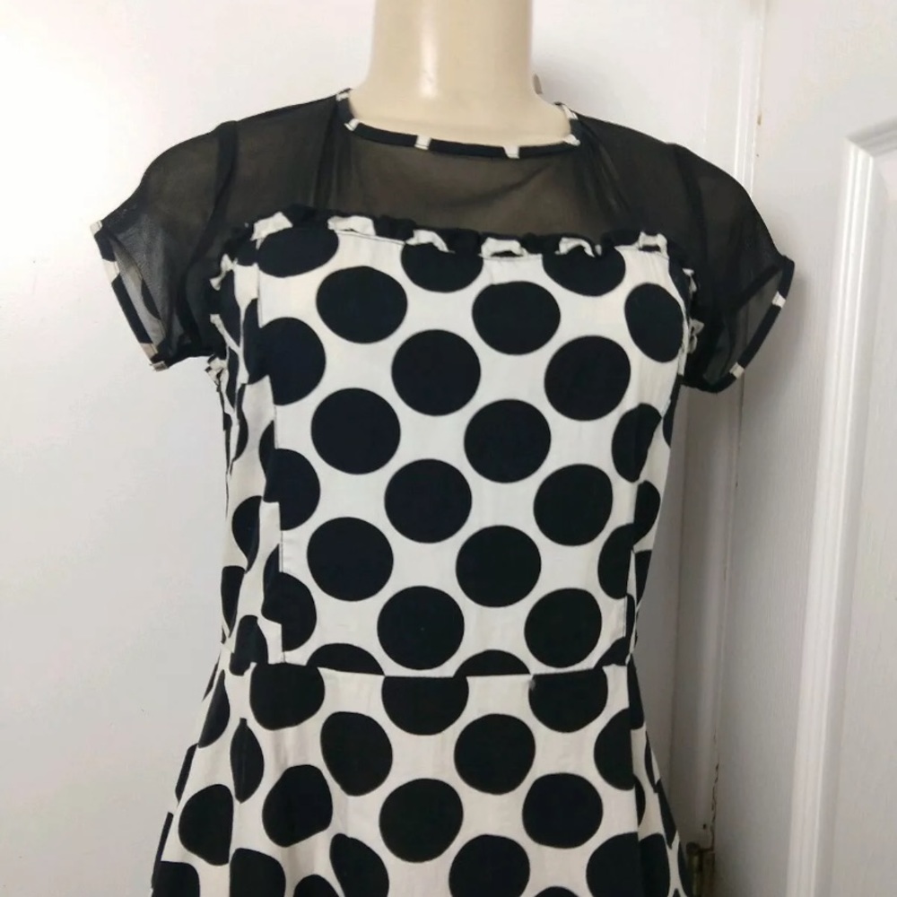 Too Chic.Dress White and black With Black polkas..